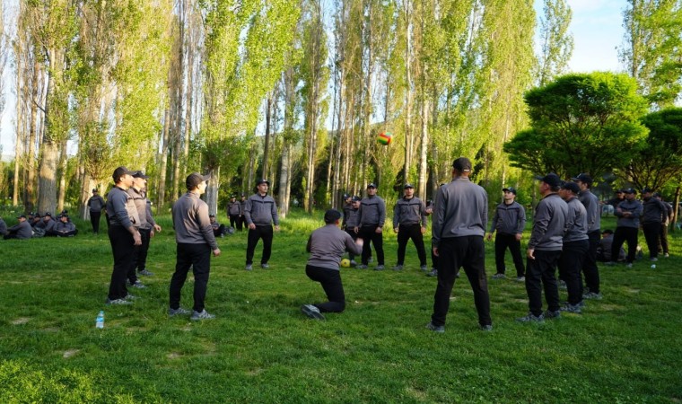 Polis Okulu öğrencileri önce piknik ardından çevre temizliği yaptılar