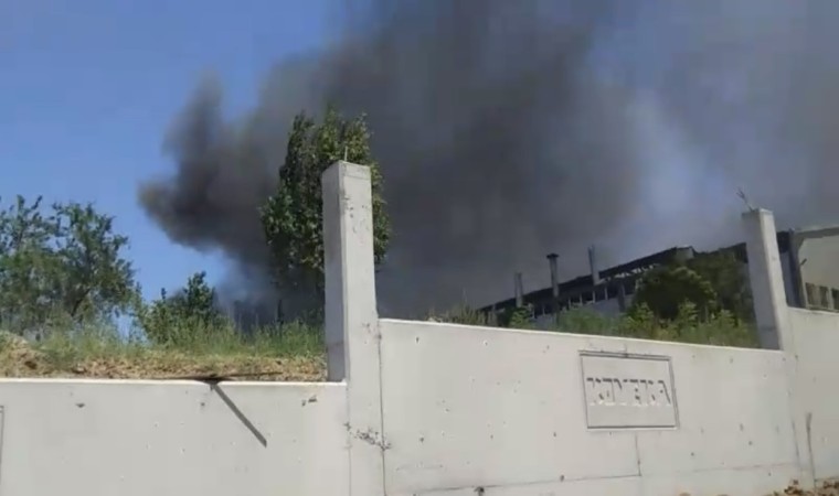 Tekirdağda fabrika yangını: Gökyüzü siyah örtü ile kaplandı