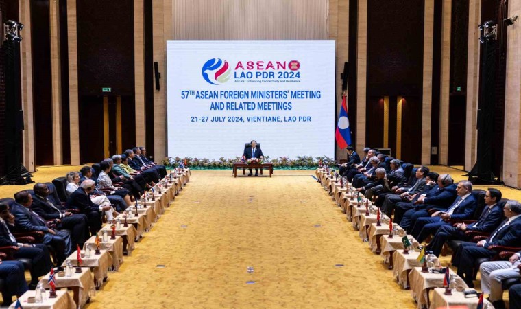 Bakan Fidandan mevkidaşlarıyla birlikte Laos Başbakanı Siphandoneye nezaket ziyareti