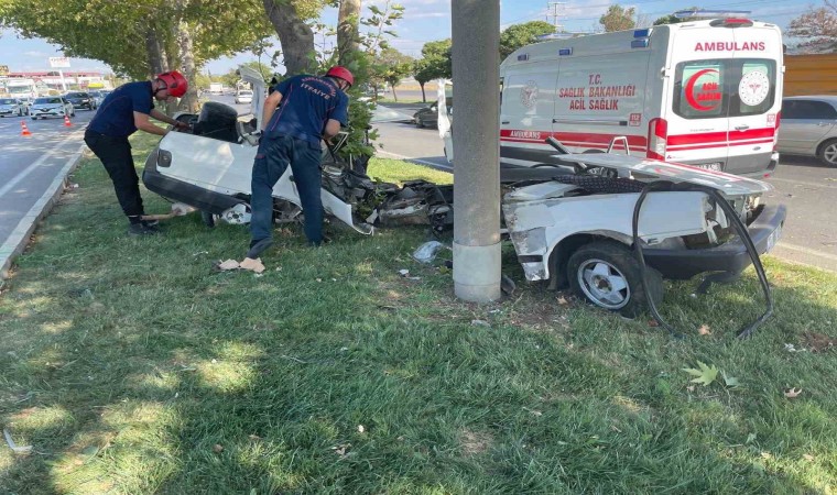 Direğe çarpan otomobil ikiye bölündü: 1 ölü, 1 yaralı