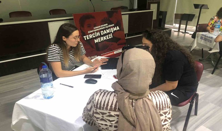 Gölcükte üniversite tercih merkezi hizmete başladı