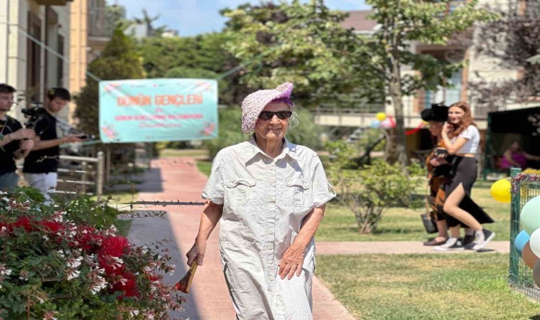 Huzurevindeki yaşlılar ‘Cumhuriyet Dönemi Şapkaları Defilesinde boy gösterdi