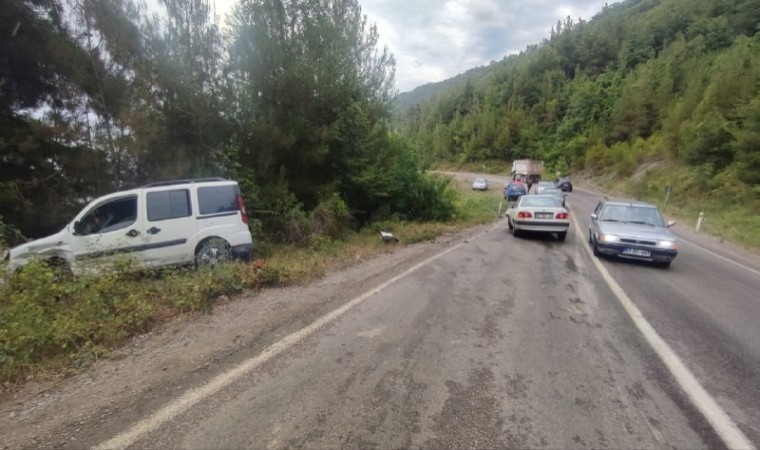 Sinopta iki araç kafa kafaya çarpıştı: 2 yaralı