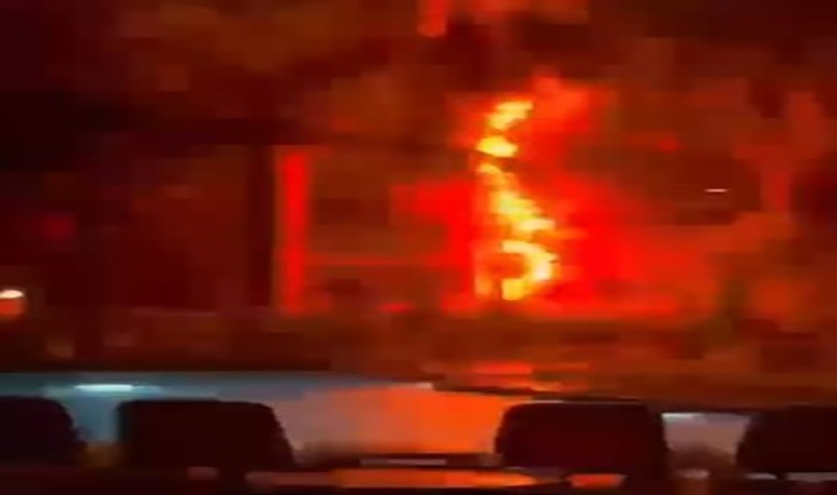 Yıldırımın düştüğü otel bahçesindeki ağaç alev alev yandı