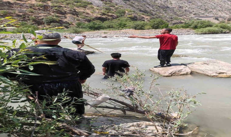 Zap Suyunda balık avlayan genç akıntıya kapıldı