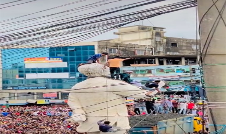 Bangaladeşte halkın öfkesi dinmek bilmiyor: Mucibur Rahman heykelleri bir bir yıkılıyor