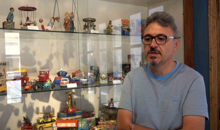 Doğduğu asırlık binayı oyuncak ve kumbara müzesi yaptı