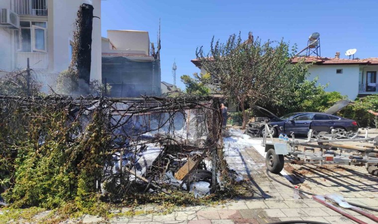Fethiyede çıkan yangında depo ve araba alevlere teslim oldu