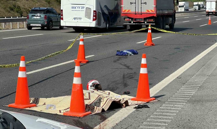 Hız tutkunu motosiklet sürücüsü bariyerlere çarparak hayatını kaybetti