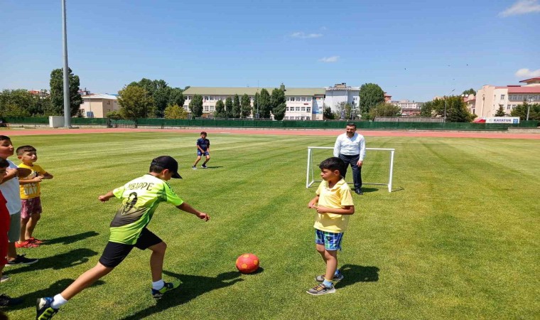 Karsta milletvekili çocuklarla top oynadı