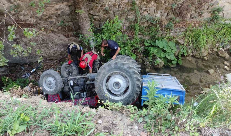 Kontrolden çıkan traktör dere yatağına uçtu