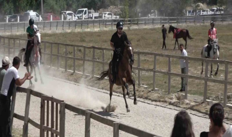 Kütahyada at yarışlarına büyük ilgi