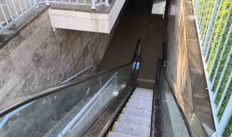 Yarım saatlik yağışla şehirde hayat felç oldu