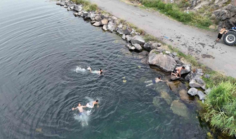 Yaz sıcağında serinlemek isteyenler soluğu Karasu Çayında alıyorlar