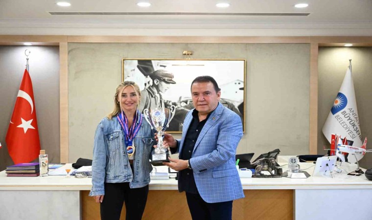 Başkan Böcekden, Şahika Ercümene: “Bu gurur bize yeter”