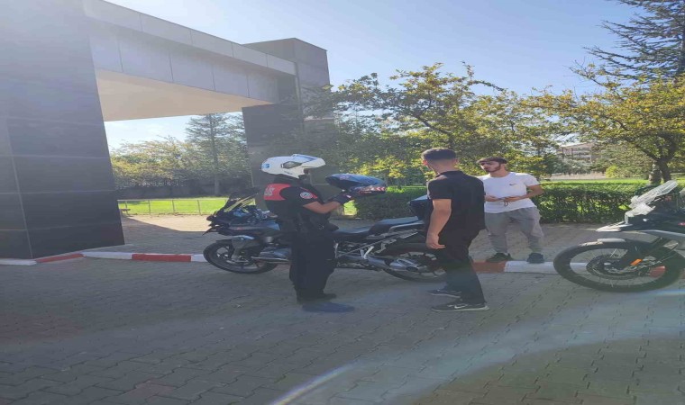 Bingölde sınav yerini karıştıran veya geç kalan öğrencileri, polisler sınava yetiştirdi