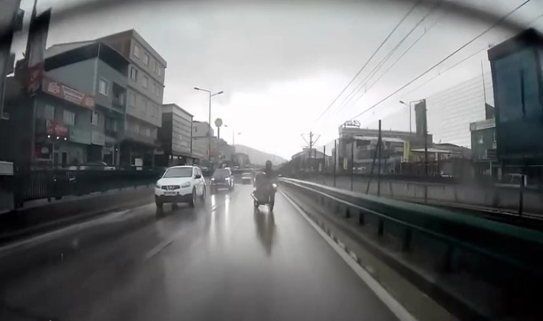 Bursada motosiklet sürücüsü kaygan yolda böyle düştü
