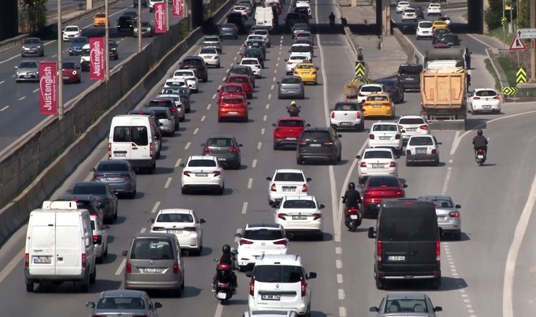 D100 kara yolunda durma noktasına gelen trafik havadan görüntülendi