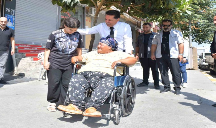 Esenyurtta sosyal medyadan tekerlekli sandalye isteyen vatandaşın talebi karşılandı