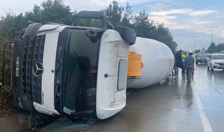 Eyüpsultanda seyir halindeki beton mikseri devrildi
