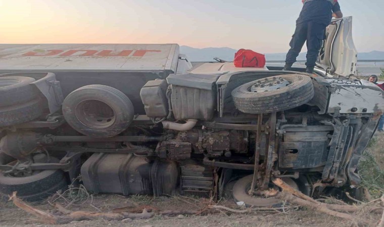 Kontrolden çıkan tır şarampole devrildi: 1 yaralı