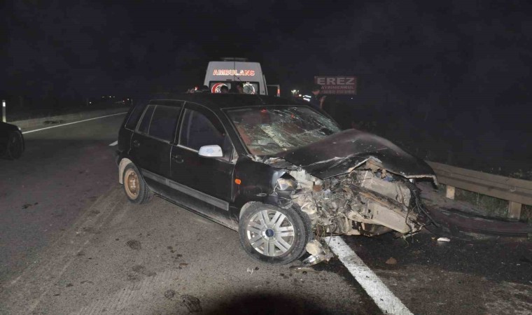 Otomobilin seyir halindeki kamyona çarptığı kaza kameraya yansıdı