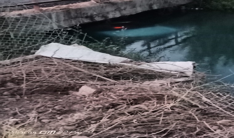 Sulama kanala düşen otomobilden yara almadan kurtuldular