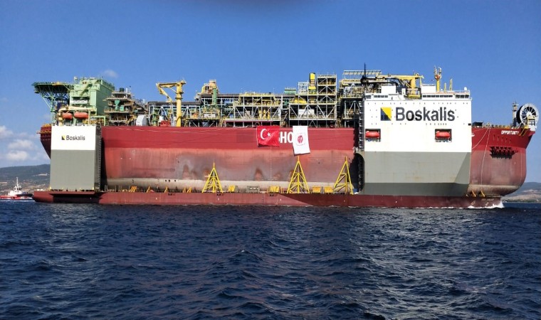 Türkiyenin ilk yüzer üretim platformu Çanakkale Boğazına ulaştı