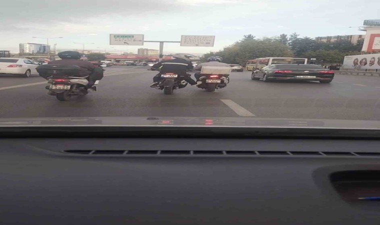 Benzini biten motosikletlinin yardımına başka bir motosiklet sürücüsü koştu