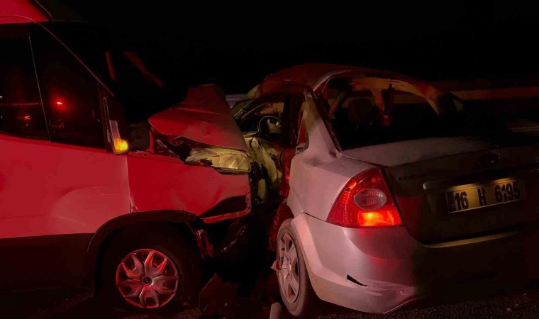 Bursada otomobil kamyonet ile çarpıştı: 2 yaralı