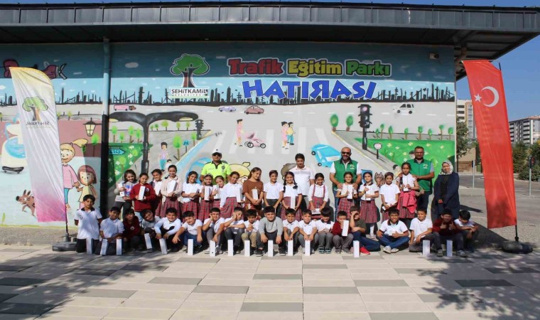 Çocuklar, trafik kurallarını eğlenerek öğreniyorlar