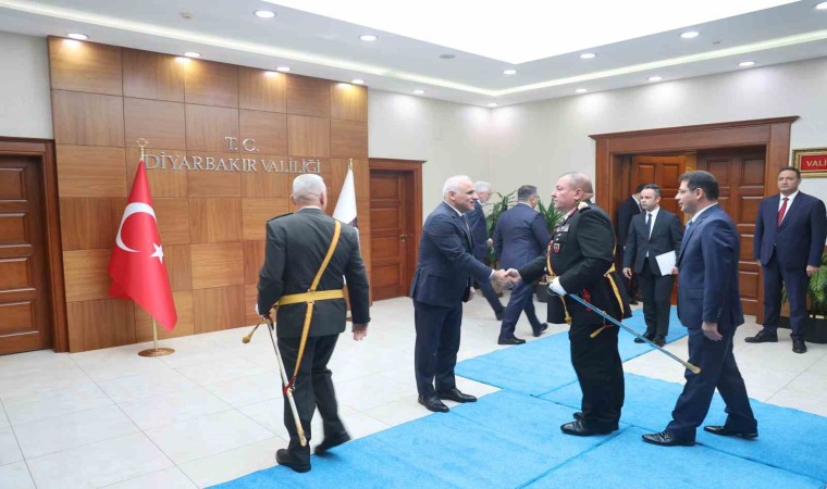 Diyarbakır, Batman ve Şırnakta Cumhuriyetin 101inci yılı halk oyunları ve komandoların gösterisiyle kutlandı