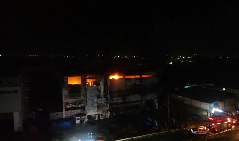Fabrika yangını havadan görüntülendi
