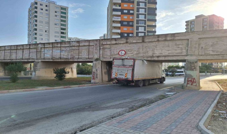 Kamyon köprü altında sıkıştı