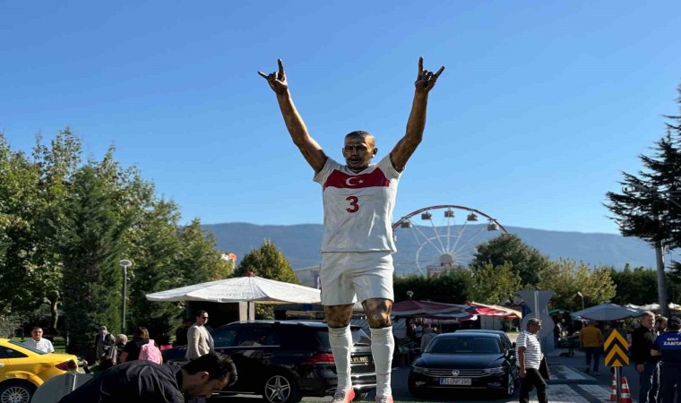 Tanju Özcan, Merih Demiralın “Bozkurt” heykelini diktirdi