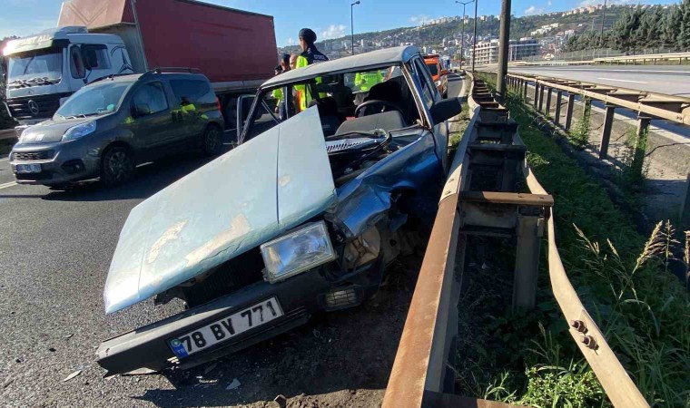 TEMde kontrolden çıkan otomobil bariyere çarptı