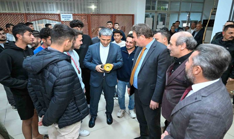 Vali Aktaş öğrencilerle bir araya geldi