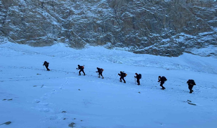 Aladağlarda kaybolan dağcı ikiz kardeşleri arama calışmalarına yeniden başlandı