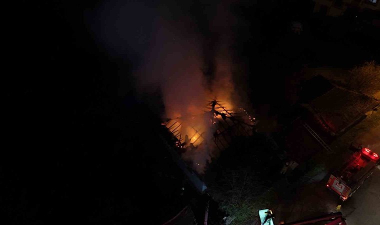 Alevler geceyi aydınlattı: Sobadan çıkan yangında engelli genç son anda kurtuldu