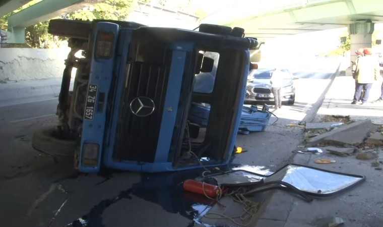 Bakırköyde üst geçide çarpan vinç devrildi