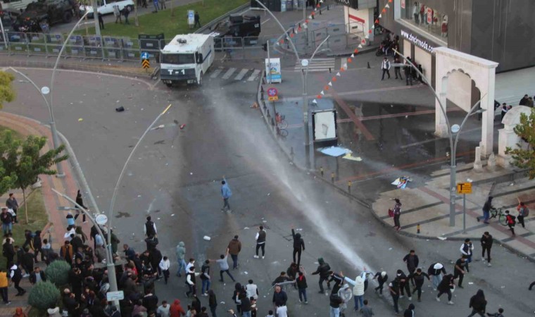 Batmanda TOMAnın taşlara takıldığını gören gençler taşları temizledi
