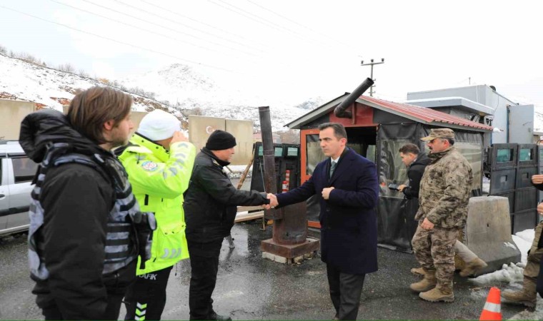 Bitlis Valisi Karakayadan karla mücadele ekiplerine ziyaret