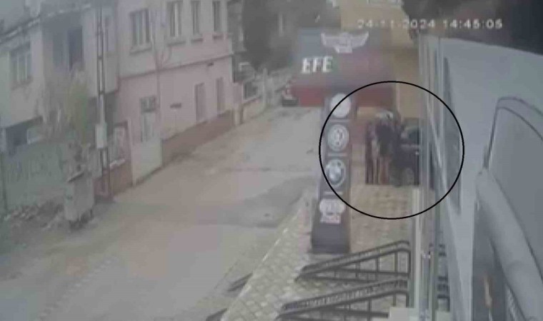 Fırtınanın devirdiği tabela çocuğu teğet geçti, o anlar kamerada