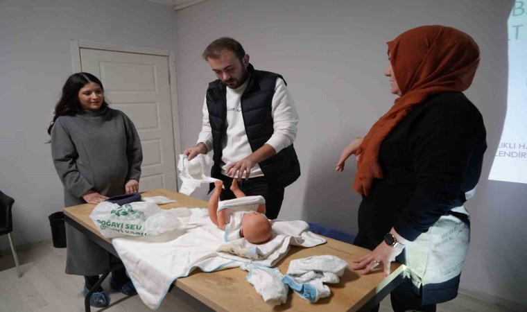 Gebe okuluna giden babaların zorlu sınavı: Bebek bezi değiştirme, bebek yıkama