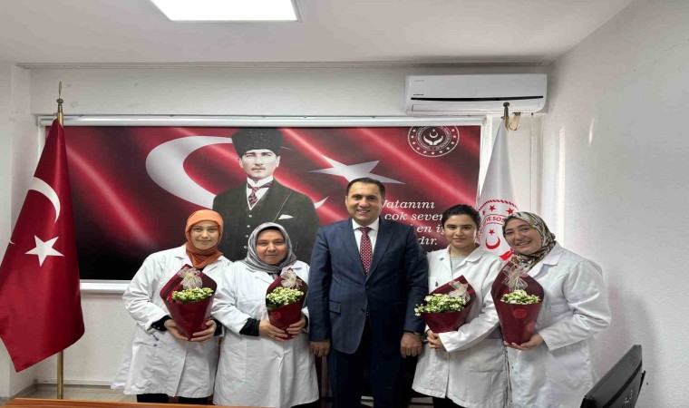 İl Müdürü Tükoğlundan emekçi kadınlara çiçek jesti