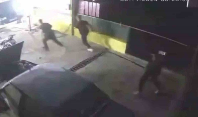 Kendilerini uyaran polislere saldırdılar