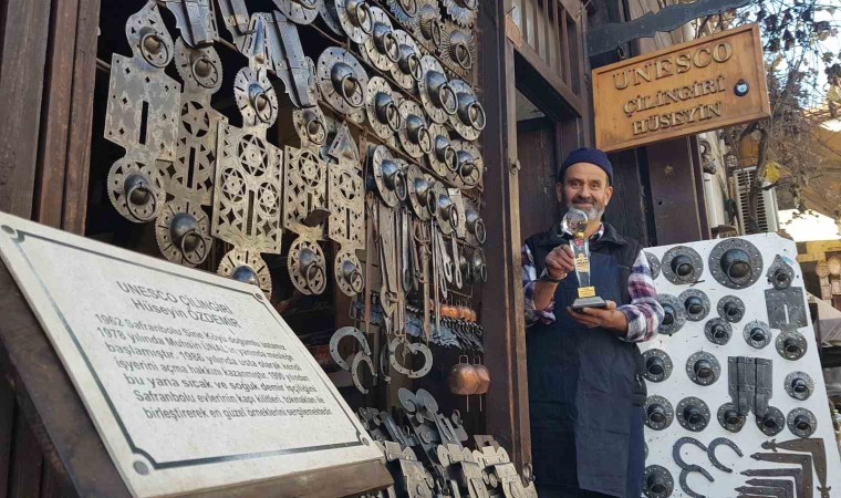 Ödülünü Cumhurbaşkanı Erdooğanın elinden alan UNESCO tescilli kilit ustası Özdemir: “Bu duygu tarif edilemez”