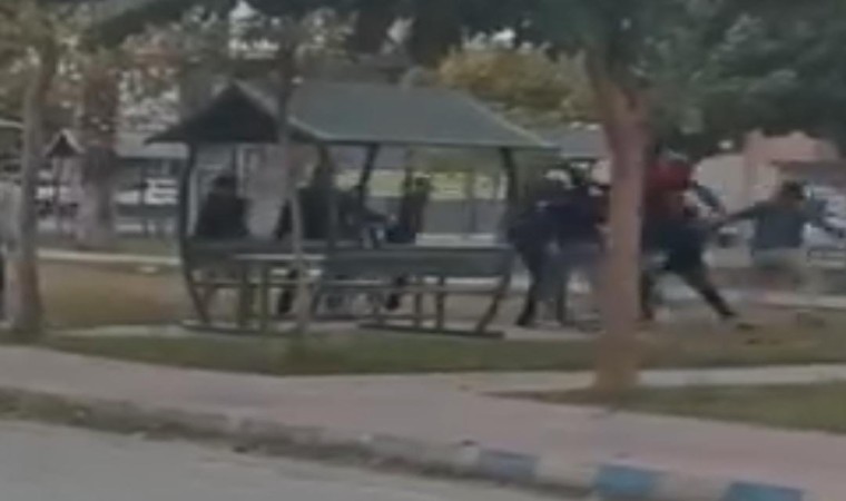 Öğrencilerin tekme tokat kavgası kamerada