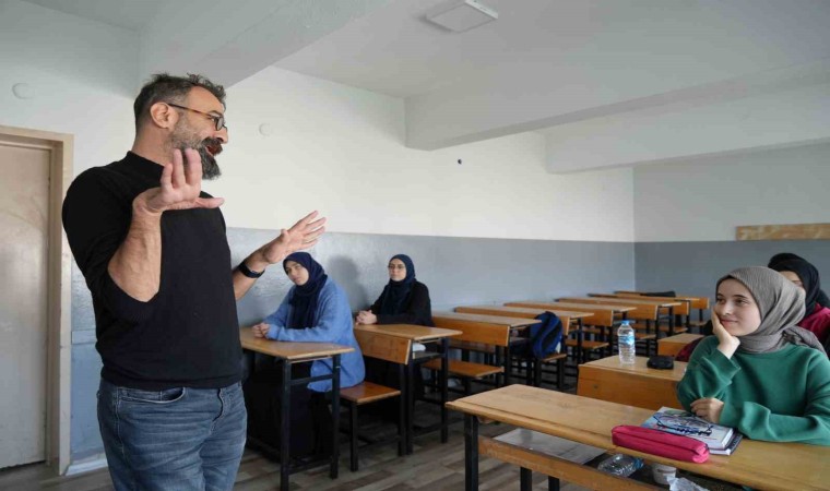 Serebral palsi hastası öğretmen 22 yıldır öğrencilerine rehber oluyor