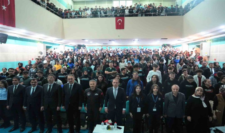 Türkiyenin ilk astronotu Alper Gezeravcı Muşta öğrencilerle buluştu